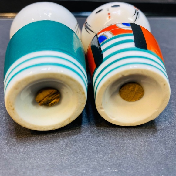 Vtg Geisha Salt Pepper Shakers Japan Handpainted Porcelain Corks In Place EUC - Picture 7 of 9